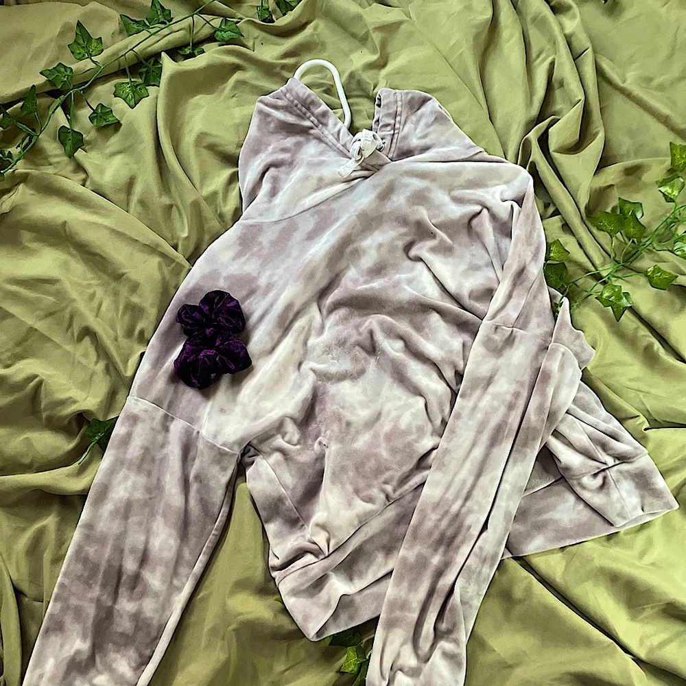 velvety thin top with hoodie and long sleeves